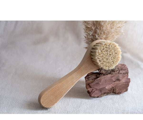 マリエン流ブラシ洗顔に適する、自然素材のフェイスブラシ。