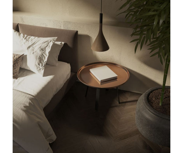 ライトのついた寝室の風景