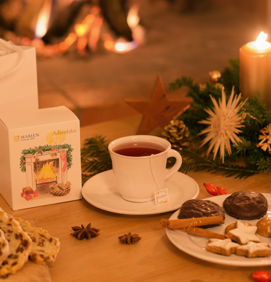 マリエン | ドイツハーブ「クリスマススペシャルブレンド」キャンドルを灯したティーバッグとお菓子のアレンジ写真