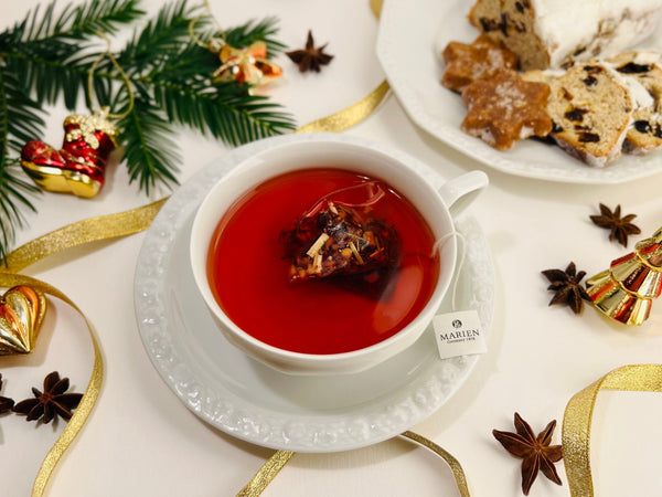 MARIENクリスマススペシャルブレンド。華やかなXmasデコレーションに映えるルビー色のハーブティー。