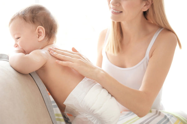 乾燥による赤ちゃんのほっぺのカサカサ、水分油分での保湿が大切