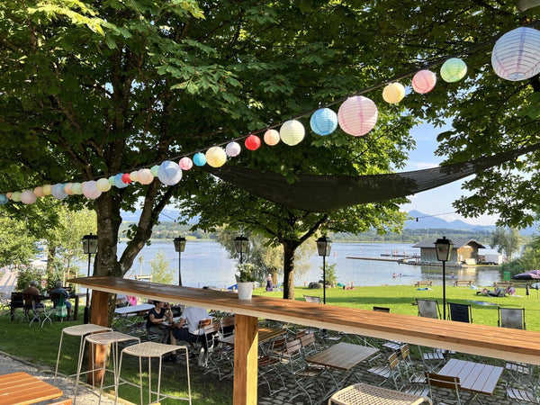 マリエンの故郷、南ドイツの湖畔の風景。夏は湖畔のインビス（屋台）で、ソーセージを食べたり、ビールを飲んだりするのも、ドイツの夏の楽しみ方の一つです