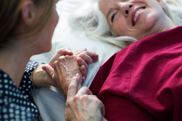 自宅介護の保湿ケア　高齢による唇やかかとの乾燥に