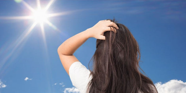 夏の強い日差しの中たたずむ女性。紫外線で頭皮も乾燥しがち　アフターケアにドイツMARIENマリエンのカレンデュラエッセンスをご紹介。