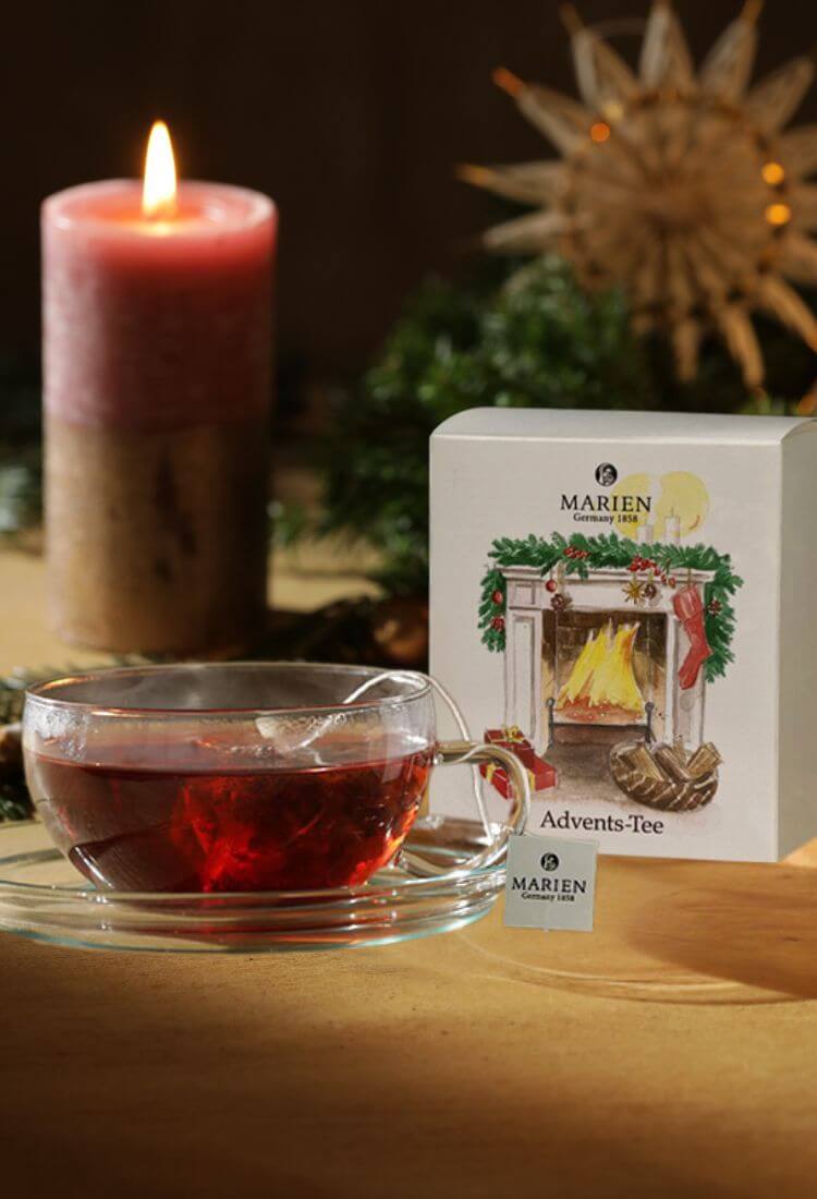 MARIENマリエンのクリスマススペシャルブレンド。温かな暖炉柄のBOXタイプ。ティーカップにはクリスマスに映えるルビー色のハーブティー。アニスやシナモン、クローブのスパイス入り。