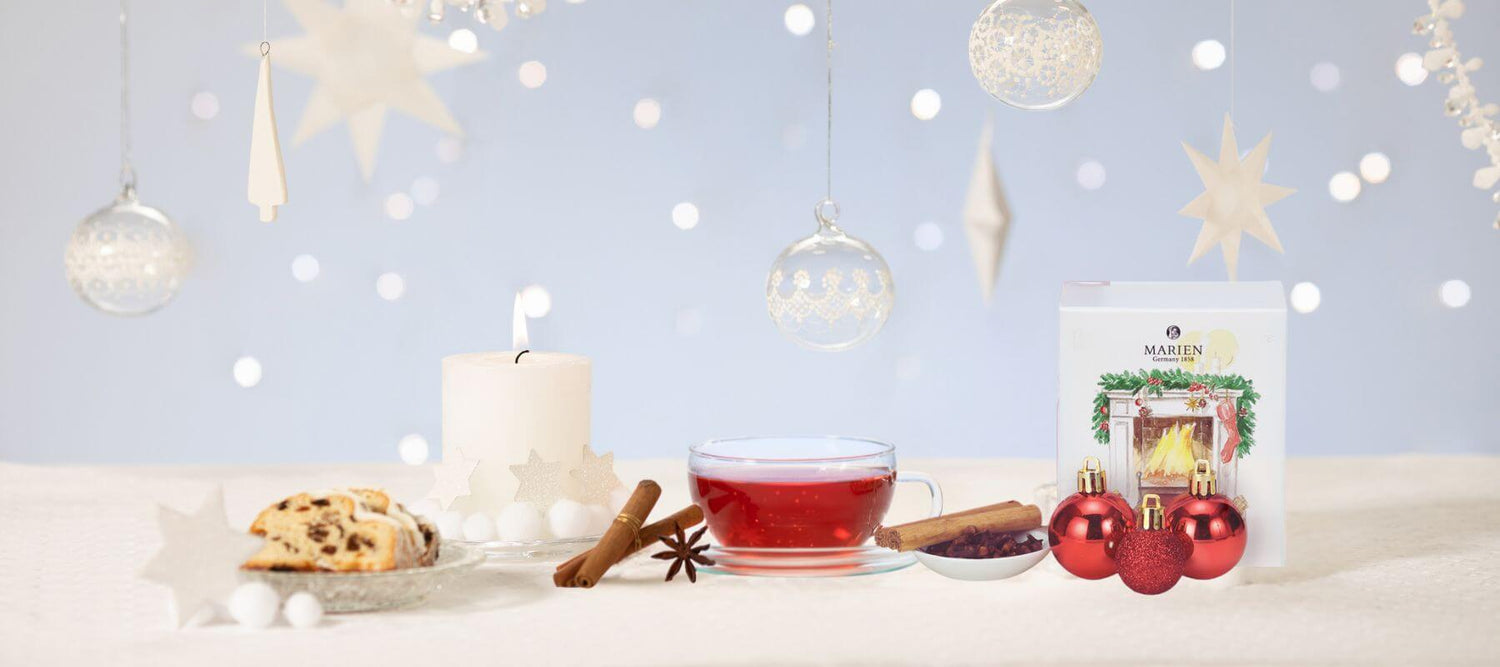 MARIENマリエンのクリスマススペシャルブレンド。温かな暖炉柄のBOXタイプ。ティーカップにはクリスマスに映えるルビー色のハーブティー。アニスやシナモン、クローブのスパイス入り。