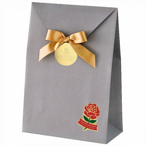 【マリエン・母の日スペシャルギフトセット】シックなグレーに金色リボン、赤いバラのシール付きギフトパッケージ